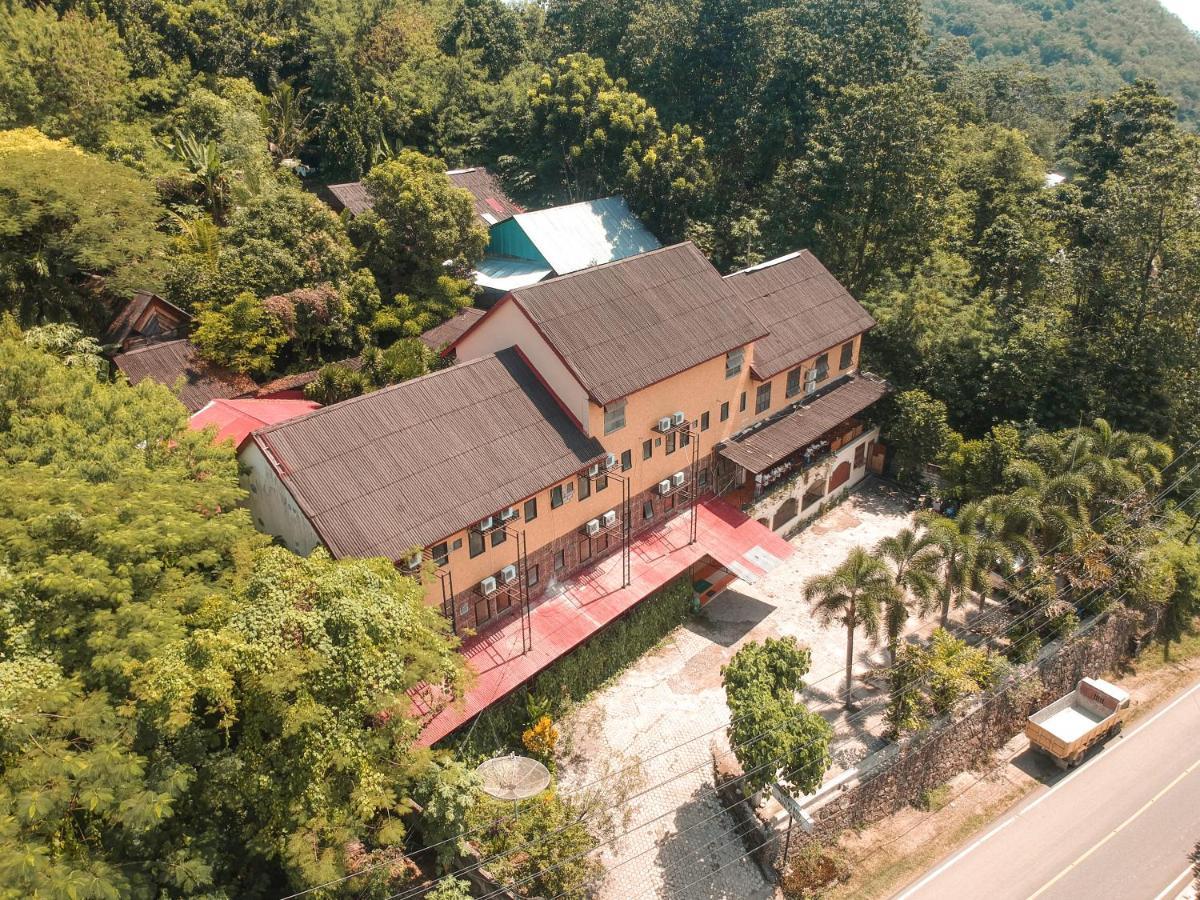Centro Bajo Hotel & Resto Labuan Bajo Ngoại thất bức ảnh