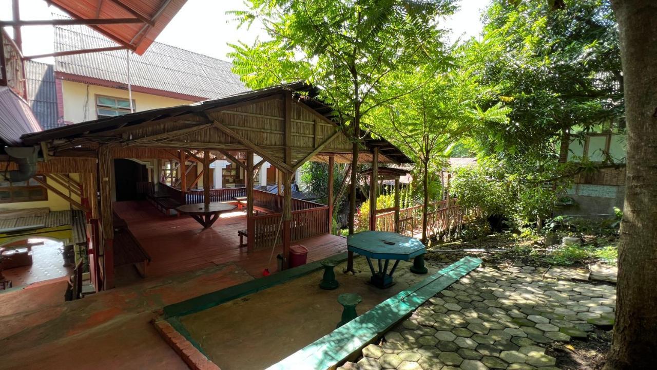 Centro Bajo Hotel & Resto Labuan Bajo Ngoại thất bức ảnh